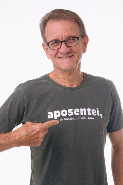 Camiseta Estonada aposentei só trabalho pro meu neto - comprar online