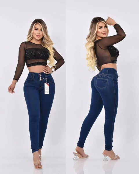 Modelo femenina usando jeans colombianos push up con control de abdomen y 3 botones, vista frontal y trasera, con top negro transparente de manga larga y sandalias transparentes.