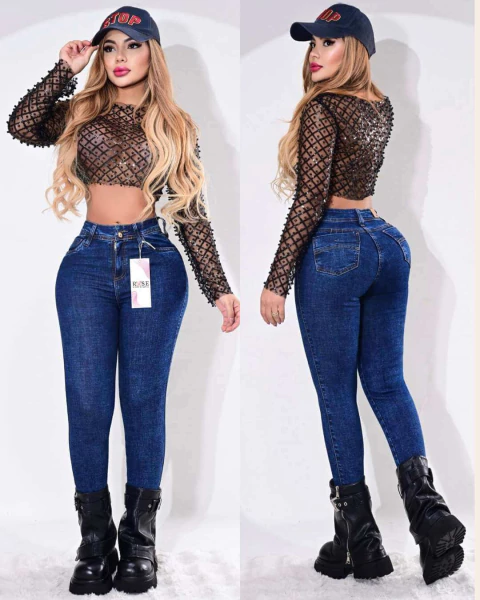 Modelo femenina usando jeans colombianos push up azul oscuro con control de abdomen, vista frontal y trasera