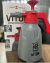 Pulverizador manual Viton da Sigma, com corpo cinza e detalhes vermelhos, ideal para aplicação de snow foam em lavagem automotiva