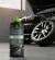 Frasco de verniz para motor e chassis Protelim Motor Shine 1,5 litros com tampa verde em destaque, carro ao fundo com capô aberto e roda visível.