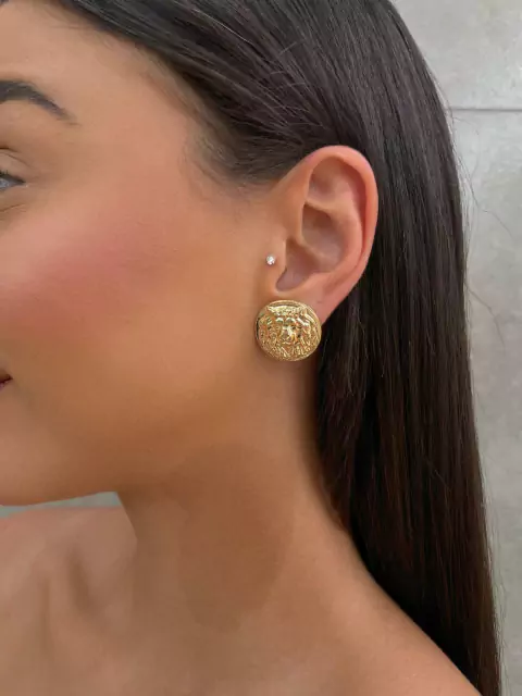 Brinco Botão Leão Dourado