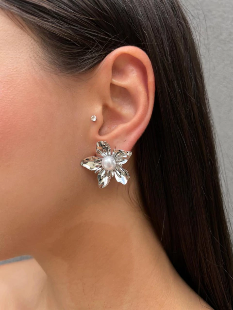 Brinco Flor Com Perola Prata