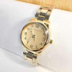 Kit relógio e pulseira dourado na internet