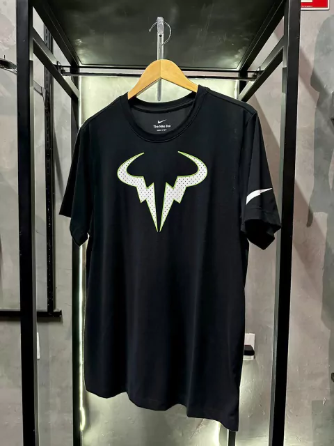 Camiseta Nike Rafa Bull Logo Preta