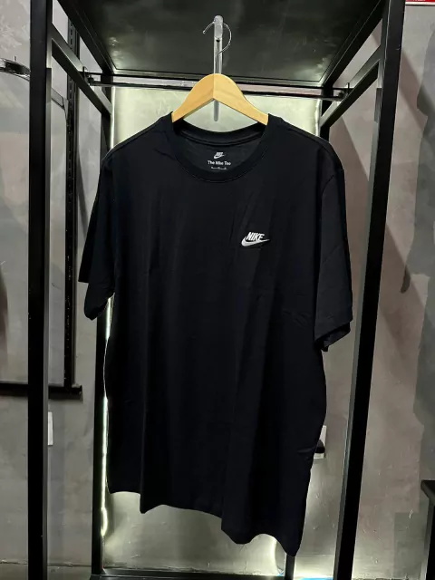 Camiseta preta da Nike , com logo da marca visível no peito.