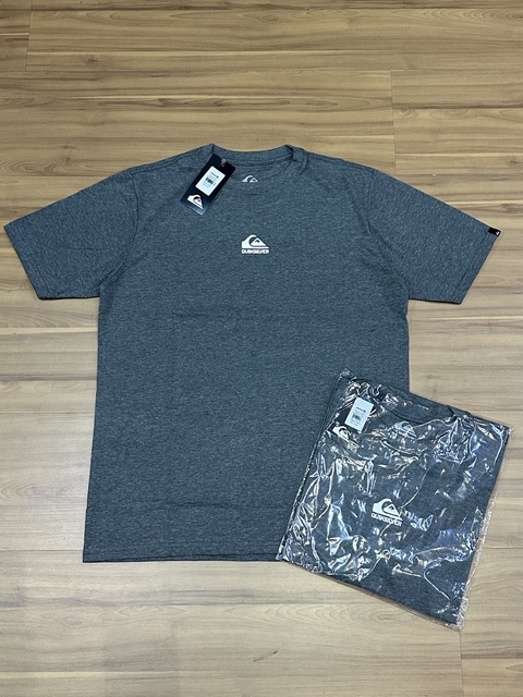 Camiseta Surf Premium cinza com logo Quiksilver, acompanhada de embalagem