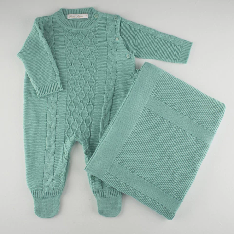 Saída Maternidade com Macacão em Tricô e Manta