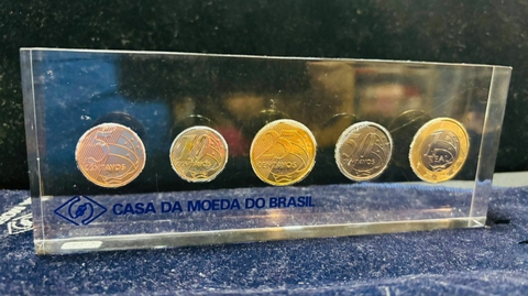 Souvenir de Acrílico com Moedas do Real (2ª Família) - comprar online
