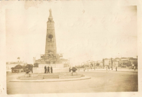 Brasil, Homens em Frente ao Obelisco (Foto Postal) - comprar online