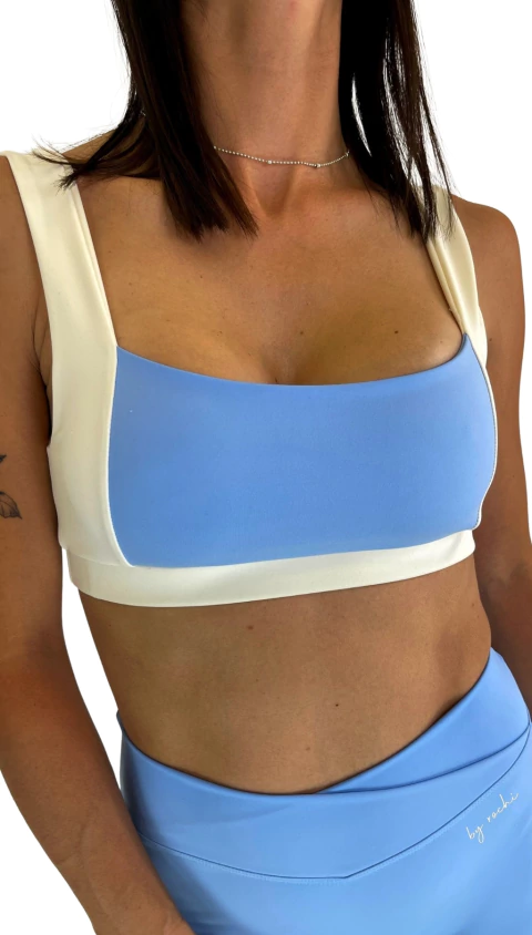 Top deportivo de mujer modelo TOP SQUARE FIT COMB 8 en color celeste y blanco, con escote cuadrado y tirantes anchos, ideal para actividades deportivas o uso diario.