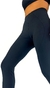 Legging reversible Curvas en color negro, mostrando detalles de ajuste perfecto.