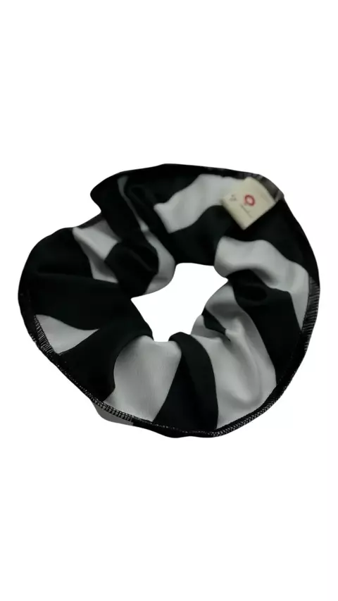 Colita para el pelo con diseño de rayas tipo cebra en blanco y negro, ideal como accesorio de moda.