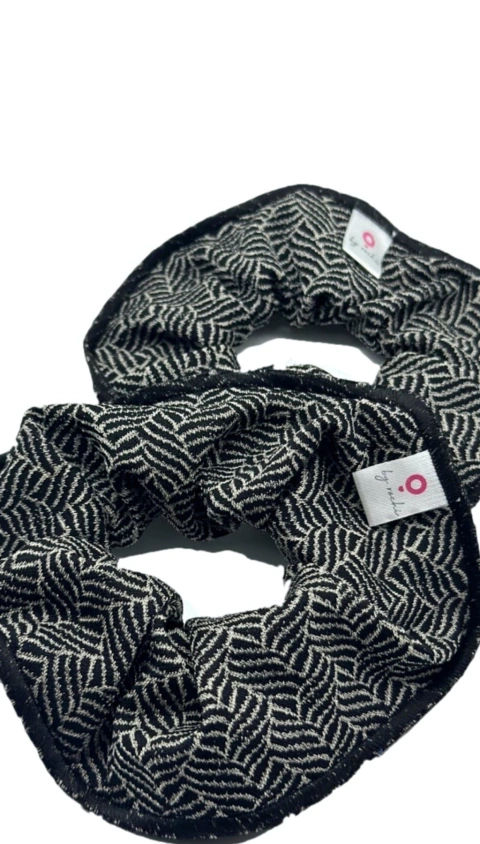 Set de dos colitas para el pelo con diseño estampado en blanco y negro.