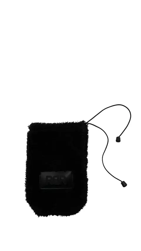 Porta celular Teddy de tela peluche negro con cordón ajustable y detalle de logo en el frente.