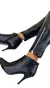 Legging de cuero negro con cierre y botas de tacón alto.