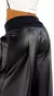 Detalle del pantalón maxi Tini Bat en color negro con cintura elástica.