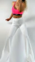 Pantalón oxford blanco OXFORD SIENNA OFF WHITE en modelo, combinado con top deportivo rosa.