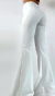 Pantalón Oxford Sienna Off White mostrando el diseño acampanado.