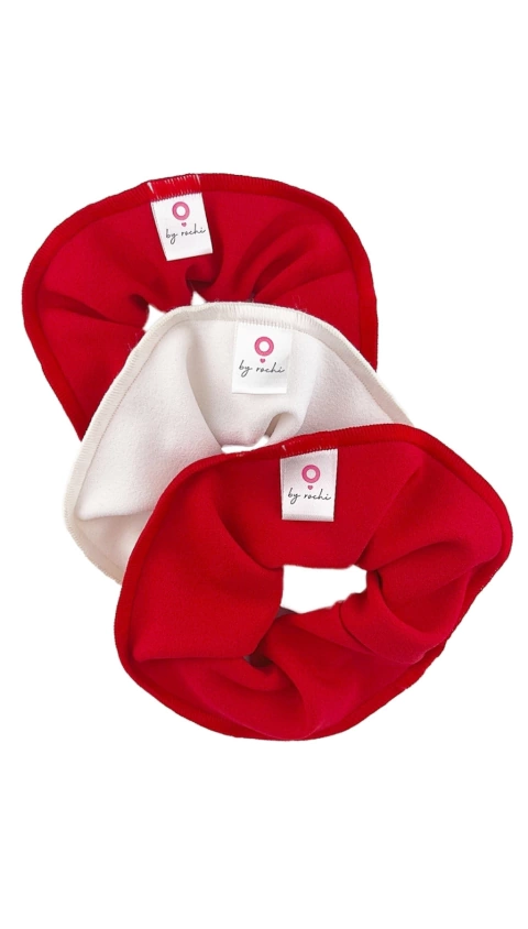 Set de tres colitas para el pelo en colores rojo y blanco de la marca By Rochi.