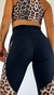 Top deportivo estampado leopardo dorado combinado con calzas negras y detalles de leopardo.