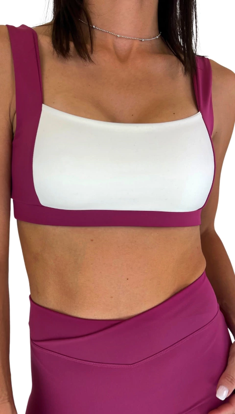 Top deportivo para mujer modelo Square Fit Cream-Berry 2 en color crema y berry, con diseño moderno y escote cuadrado.