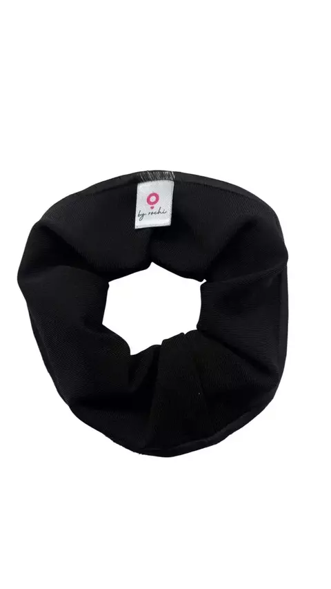 Colita de tela negra tipo scrunchie modelo Ami Soft, ideal para sujetar el cabello. Accesorio de la categoría regalos y accesorios.