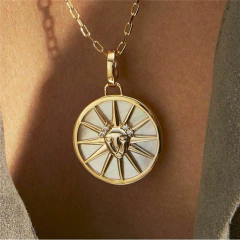 Gargantilha Com Pingente Signo Leão Em Madrepérola E Zircônia na internet