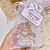 Mini Vela Personalizada com Saquinho de organza e Mini-terço - Espumas de Banho | Velas Aromáticas Artesanais para Momentos Inesquecíveis