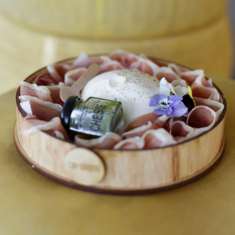 Burrata con pesto y jamón español (para 2/4)