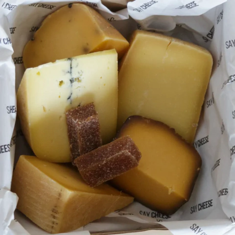 Box degustación de quesos gourmet Say Cheese con cortes de Morbier, Raclette, Goya, Tambo ahumado, Tambo pimienta y mini membrillos