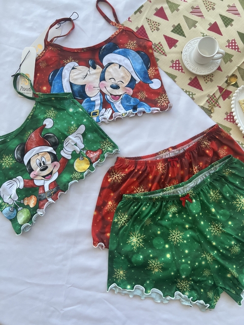 Conjunto de roupas cropped com estampas do Mickey e Minnie, em cores natalinas, incluindo uma blusa vermelha e uma verde com detalhes festivos.