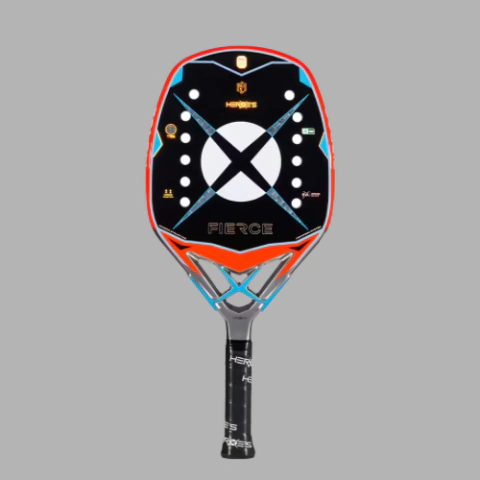 Raquete de Beach Tennis Heroes Fierce com design preto, detalhes em vermelho e azul e padrão de perfuração linear