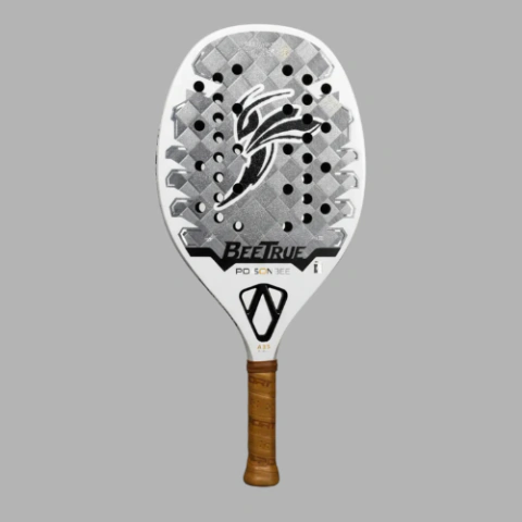 Raquete de Beach Tennis Ama Sport Poison Bee 26 com design moderno em tons de branco e cinza, com furos na face e cabo envolvido por fita marrom