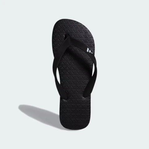 Chinelo Adidas Flexmove preto com tiras em formato de V e solado texturizado