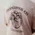 Camiseta cristã oversized com estampa de um coração e o versículo "Provérbios 4:23".
