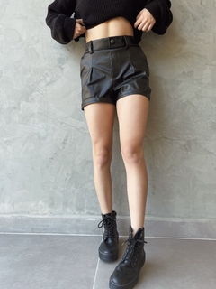 Shorts Courino Botão Preto - comprar online