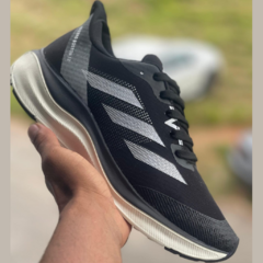 ¡2x1 en Zapatillas Adidas Ultra Boost + 2 PARES DE MEDIAS DE REGALO! en internet