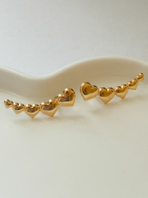 Brinco Ear Cuff Corações Banhado a Ouro 18k