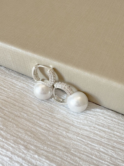 Brinco Argola Click Cravejada com Pérola Banhado a Prata 925