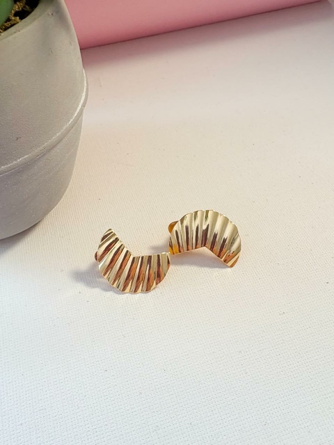 Brinco de Pino Orgânico Lua Banhado a Ouro 18k