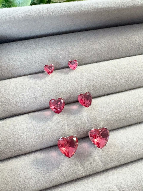 Brinco de Pino Trio Coração Rubelita no Aço
