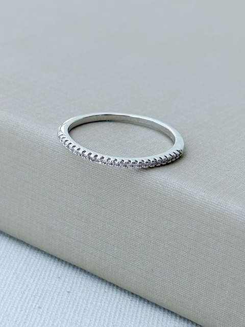 Anel Meia Aliança com Micro Zircônias Frente Banhado a Ródio Branco