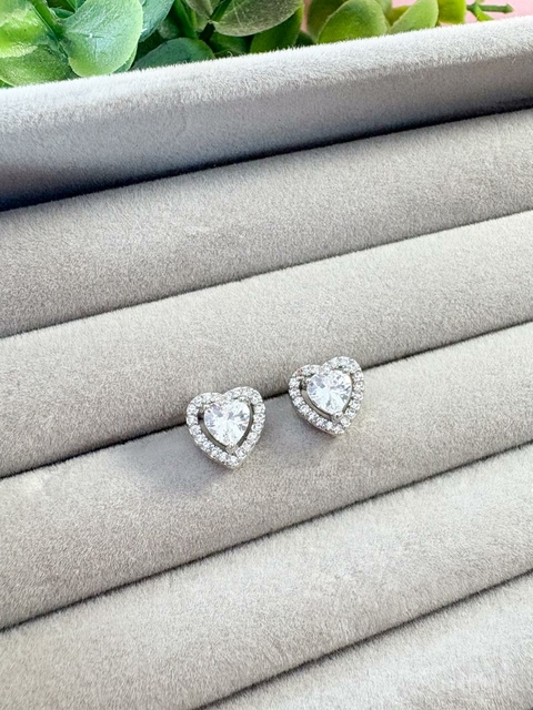 Brinco de Pino Coração Cravejado Banhado a Ródio Branco