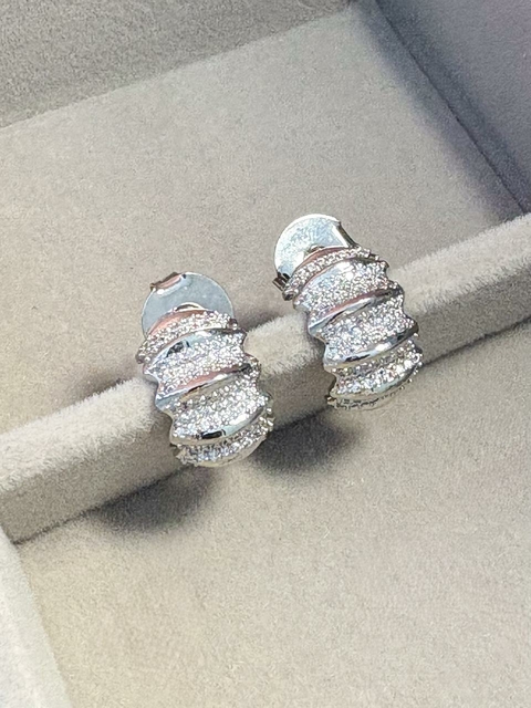 Brinco de Pino Meia Argola Cravejada Banhado a Ródio Branco