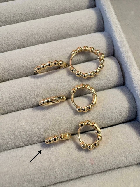 Brinco Argola Click com Bolinhas P Banhado a Ouro 18k