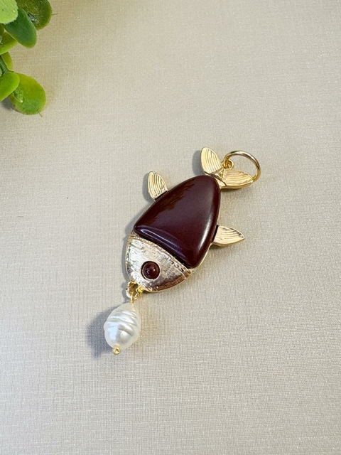Pingente Peixe Resinado Marrom com Pérola Barroca Banhado a Ouro 18k - comprar online