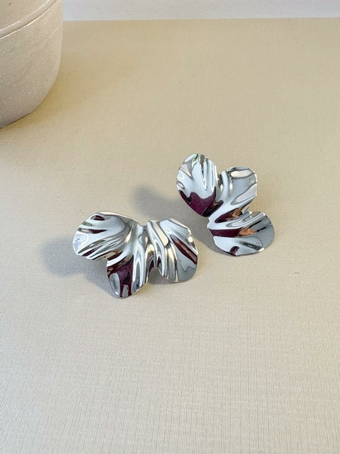 Brinco de Pino Meia Flor Banhado a Ródio Branco