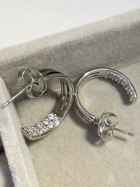 Brinco Argola de Pino com 3 Fios e Cravejado Interno Banhado a Ródio Branco