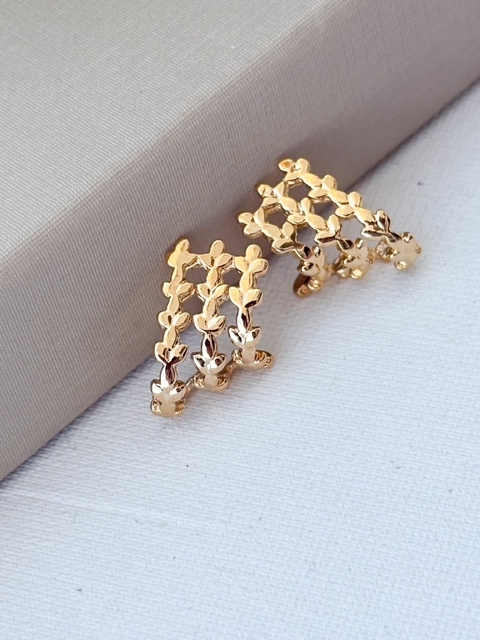Brinco de Pino 3 Garras Folhinhas Banhado a Ouro 18k